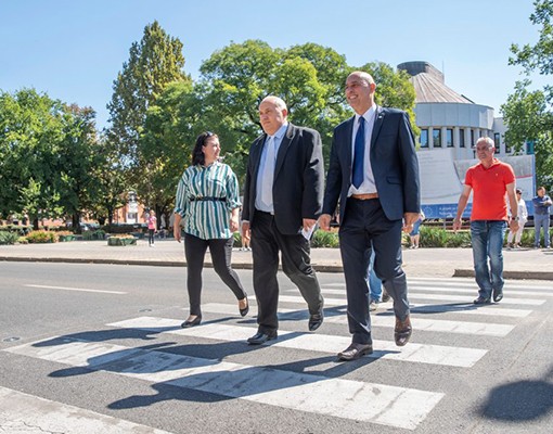 Villogó zebra figyelmeztet a gyalogosokra – A biztonságosabb átkelésért