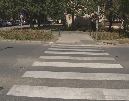 Okos zebrát adtak át egy iskola előtt Orosházán