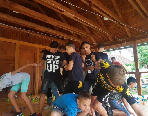 "Ezeknek a gyerekeknek a legfőbb igényük és vágyuk egy szerető család" - törődés, bizalom gyerekszemmel