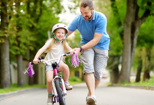 Így tanítsd meg a gyereket biciklizni!