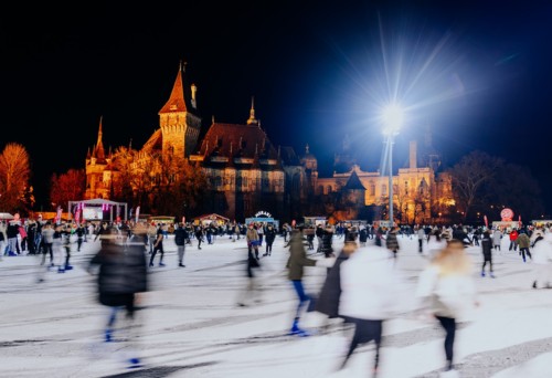 Miért a korcsolyázás az egyik legjobb családi program télen?